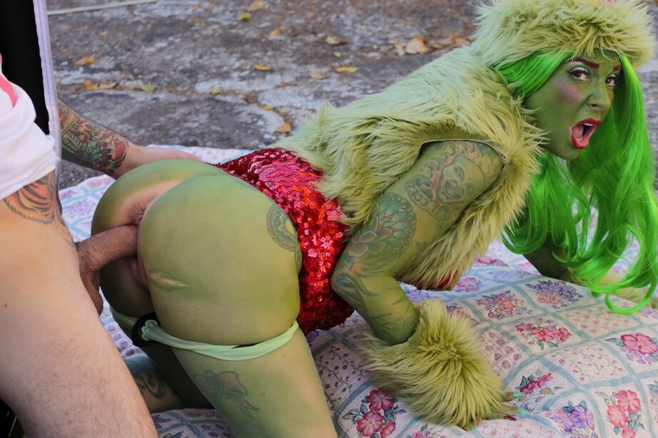 16P La nana amateur Joanna Angel se retrouve avec un trou du cul béant après un rapport sexuel en cosplay