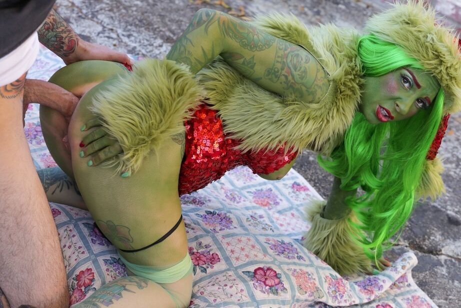 16P La nana amateur Joanna Angel se retrouve avec un trou du cul béant après un rapport sexuel en cosplay