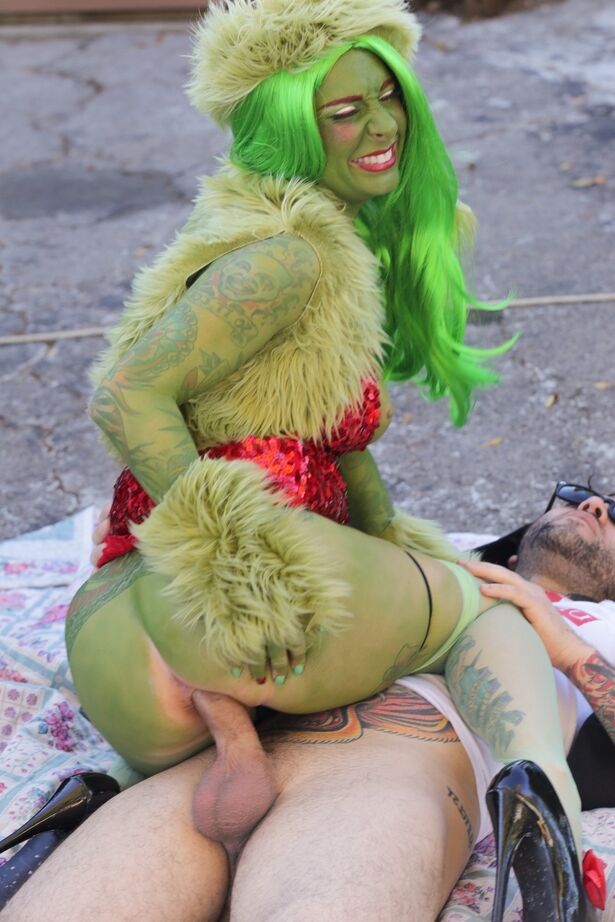 16P La nana amateur Joanna Angel se retrouve avec un trou du cul béant après un rapport sexuel en cosplay