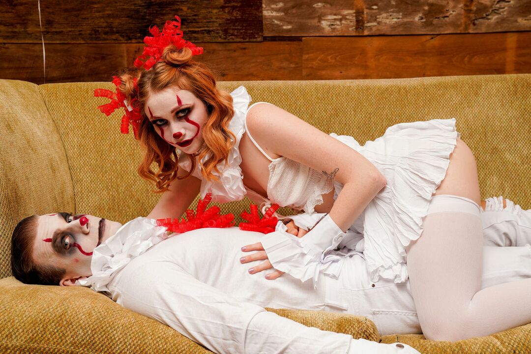 16P A jovem ruiva Scarlet Skies e seu namorado fazem sexo em trajes de cosplay