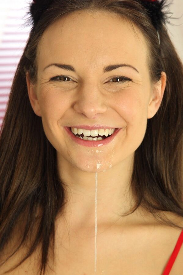 16P Sexy smiling brunette Quincy is sucking a hard prick in close-up