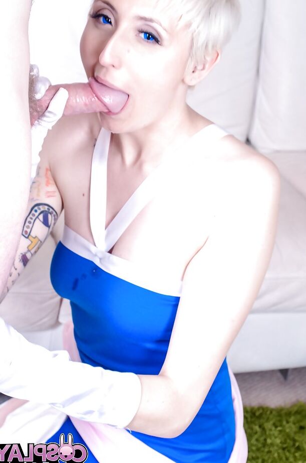 16P La modelo fetichista cosplay rubia de pelo corto Molly Dae dando una mamada de garganta profunda