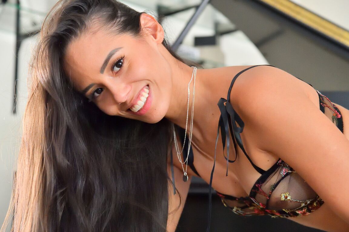 21P La magnifique teen amateur Andreina révèle son cul fascinant et chevauche un jouet