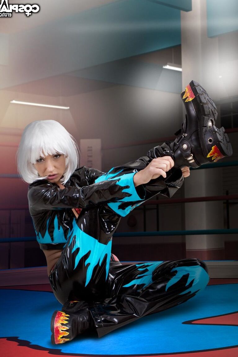 12P Christie, cosplay nu de Dead Or Alive