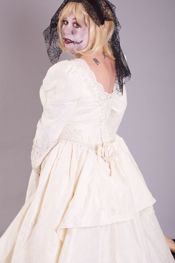 20P L'amatrice blonde Speedy Bee prend une bite noire à la main pendant une action de cosplay