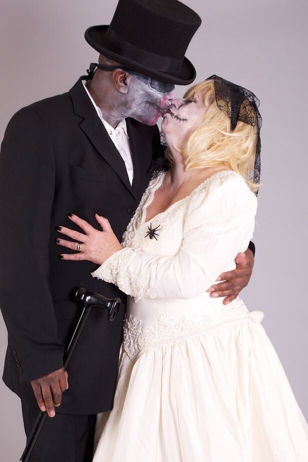 20P L'amatrice blonde Speedy Bee prend une bite noire à la main pendant une action de cosplay