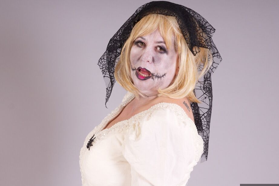20P L'amatrice blonde Speedy Bee prend une bite noire à la main pendant une action de cosplay