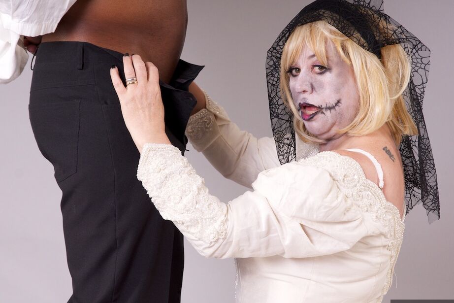 20P L'amatrice blonde Speedy Bee prend une bite noire à la main pendant une action de cosplay