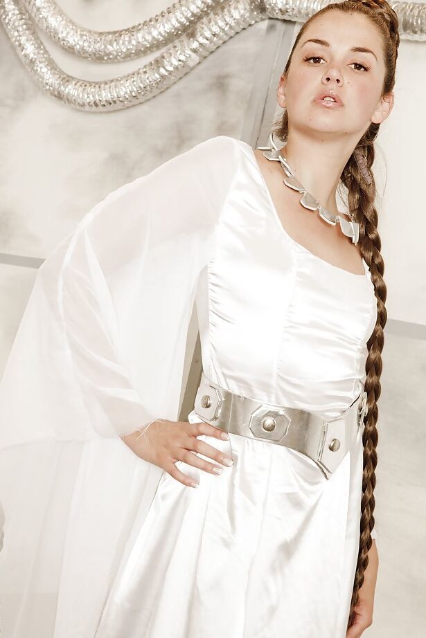 16P Garota solo Allie Haze exibindo peitos empinados durante a sessão de fotos de cosplay de pornstar