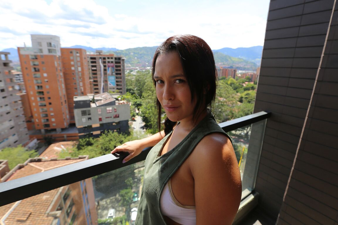 21P Garota morena com peitos grandes Jesica dá um BJ incrível antes de ser fodida