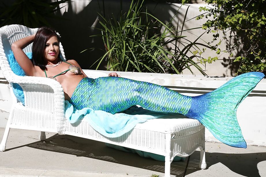 16P Amazing brunette babe Adriana Chechik playing with her asshole poolside