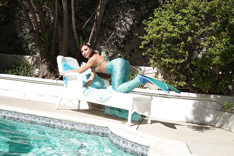 16P Amazing brunette babe Adriana Chechik playing with her asshole poolside