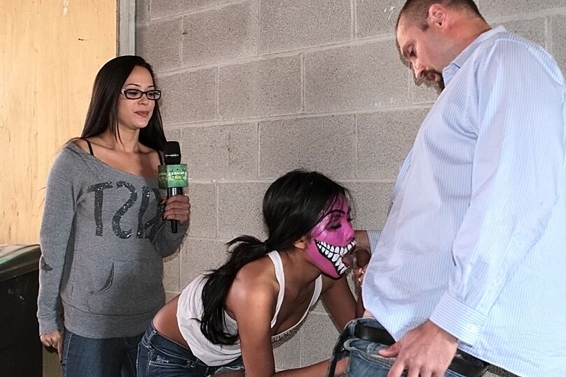 16P Chica morena se pone una mascarilla antes de chupar una polla por dinero