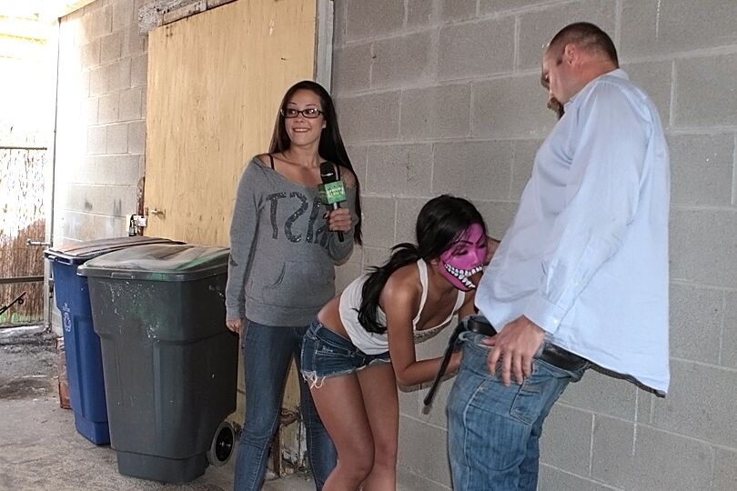 16P Chica morena se pone una mascarilla antes de chupar una polla por dinero