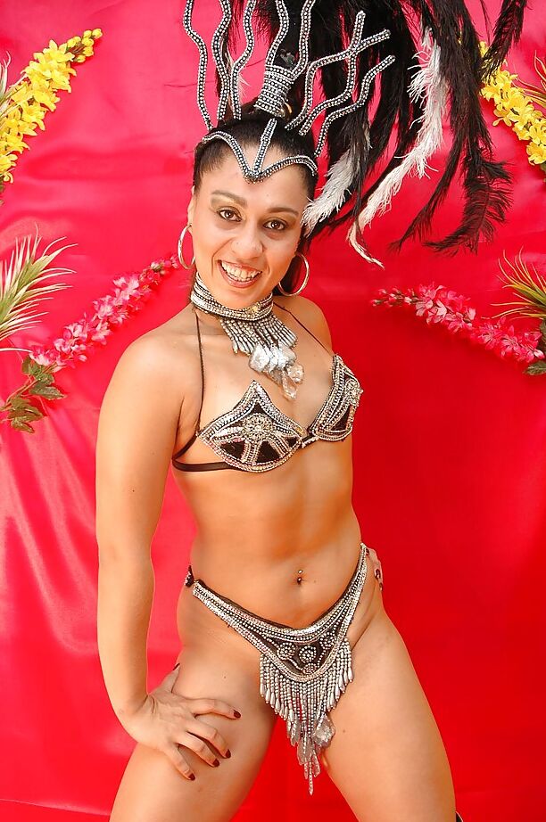 16P Latina juguetona quitándose su traje de carnaval y exponiendo su cuerpo follable
