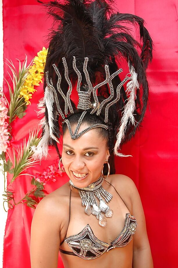 16P Latina juguetona quitándose su traje de carnaval y exponiendo su cuerpo follable