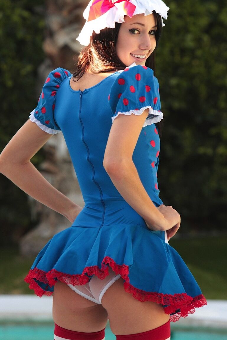 15P La bombasse cosplay Catie Minx pince ses jolis tétons et montre son manchon