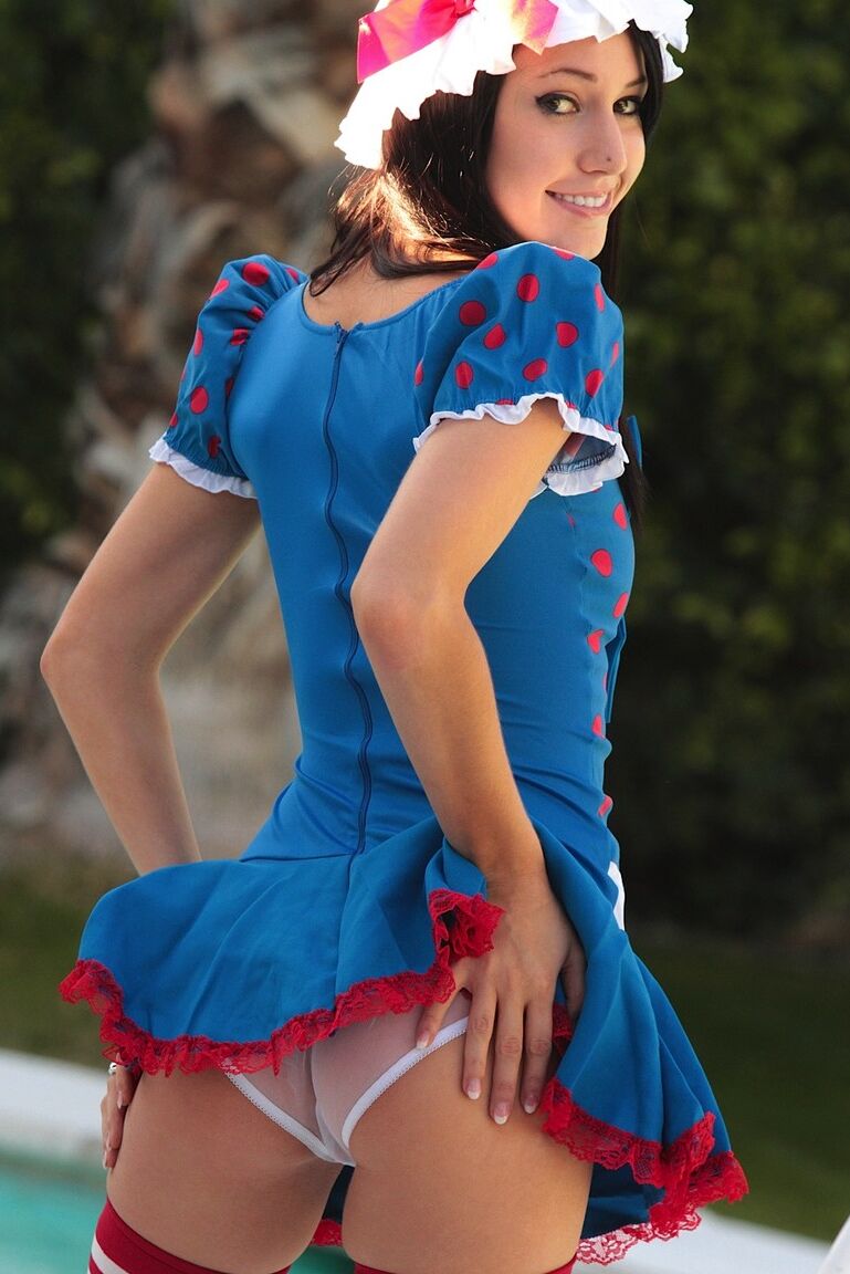 15P La bombasse cosplay Catie Minx pince ses jolis tétons et montre son manchon