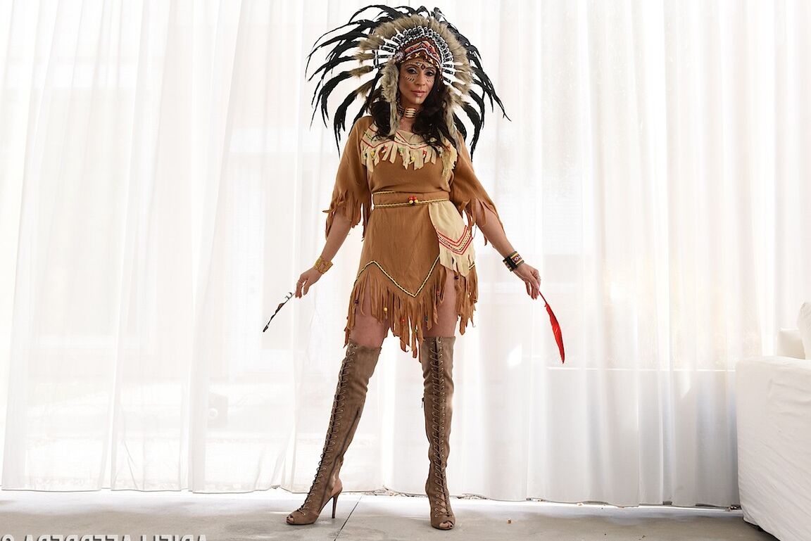 21P MILF en chaleur en costume indien Ariella Ferrera montre ses faux et se fait défoncer