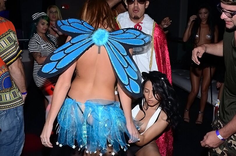 16P Schwanzhungrige Schönheiten toben sich auf der Cosplay-Party im Nachtclub aus