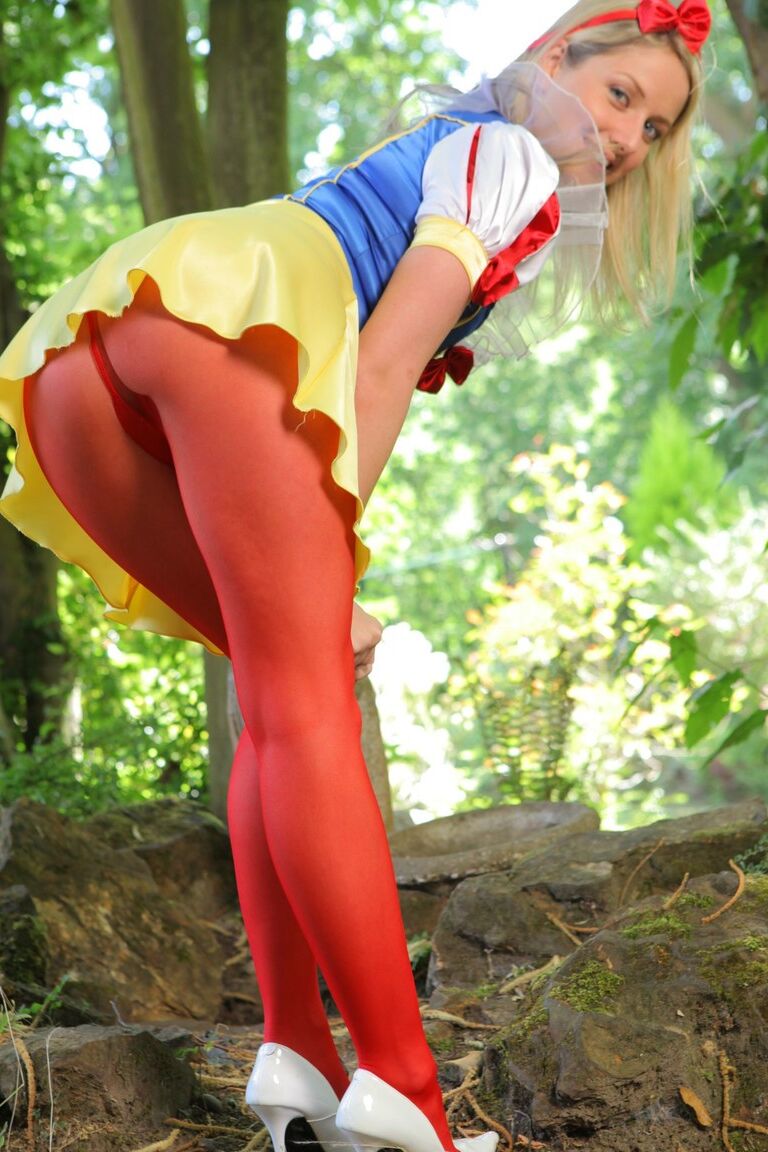 21P Doce garota fantasiada de Branca de Neve Nikki F posa de topless em meia-calça vermelha ao ar livre