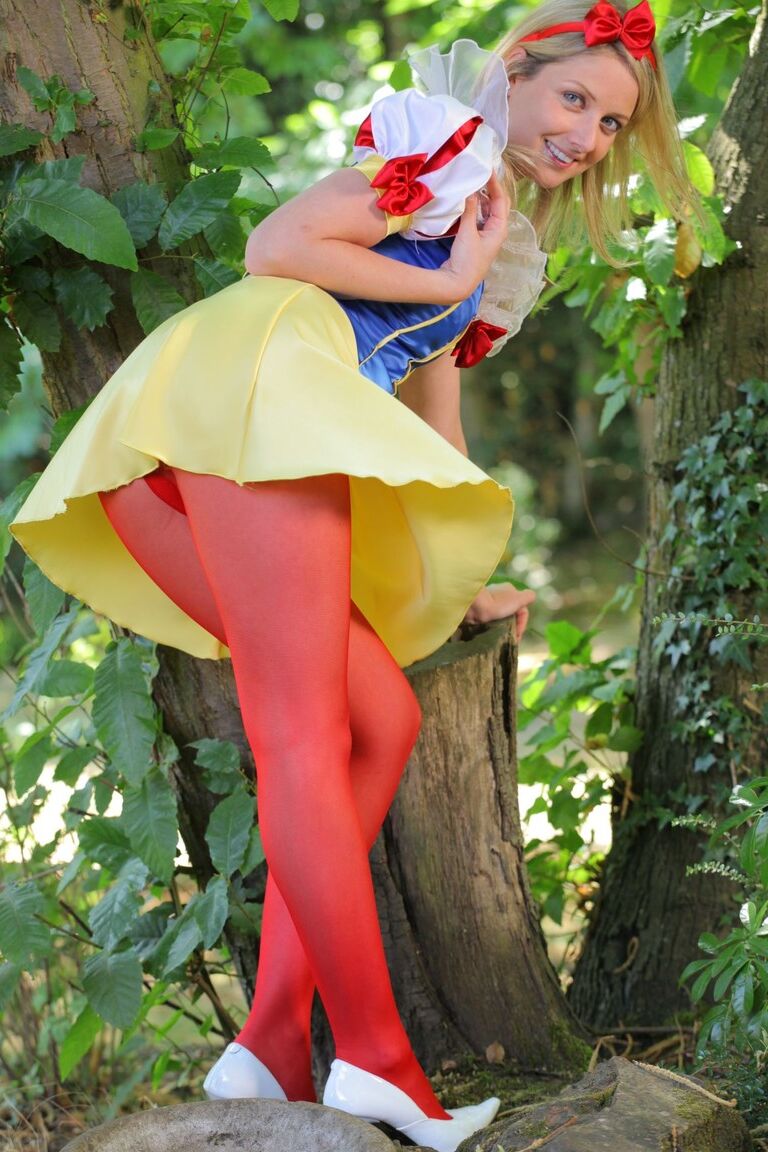 21P Doce garota fantasiada de Branca de Neve Nikki F posa de topless em meia-calça vermelha ao ar livre