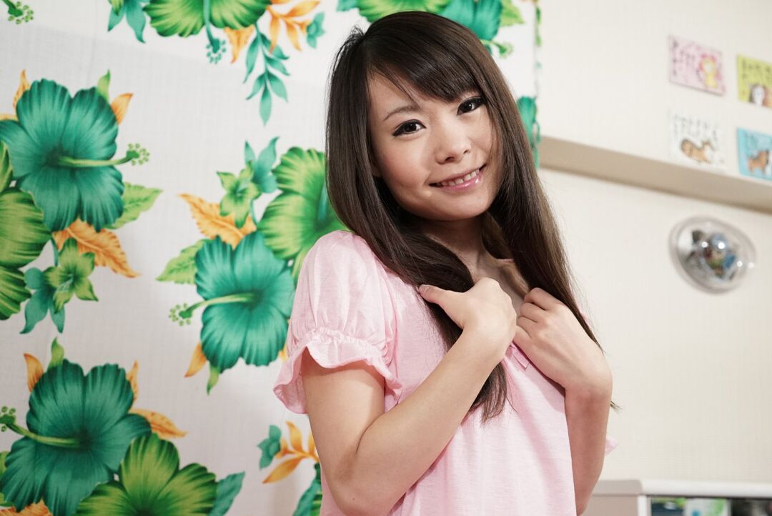 20P La linda asiática Mai Kawasumi se desnuda y juega antes de tener sexo caliente en una cama