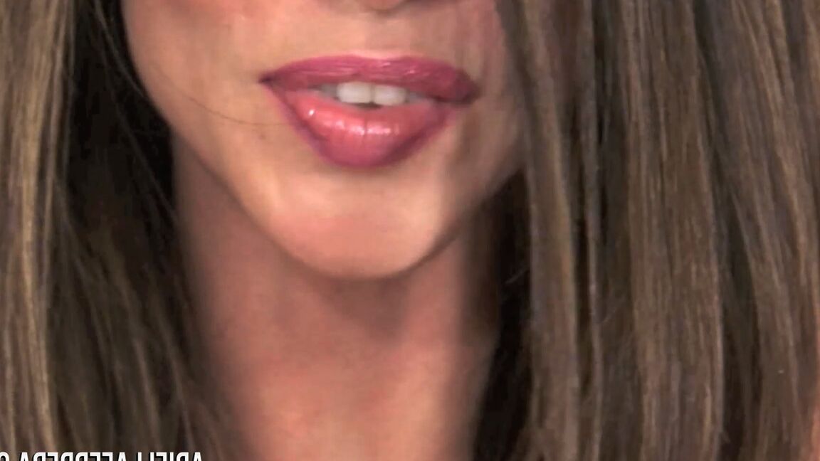 21P Die geile kolumbianische reife Ariella Ferrera gibt einen fantastischen Blowjob im POV-Stil