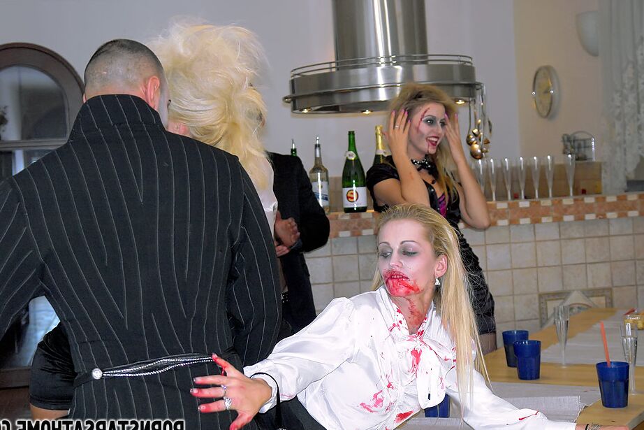 16P Jizz estrelas pornôs famintas desfrutam de uma orgia de sexo selvagem na festa de cosplay de Halloween