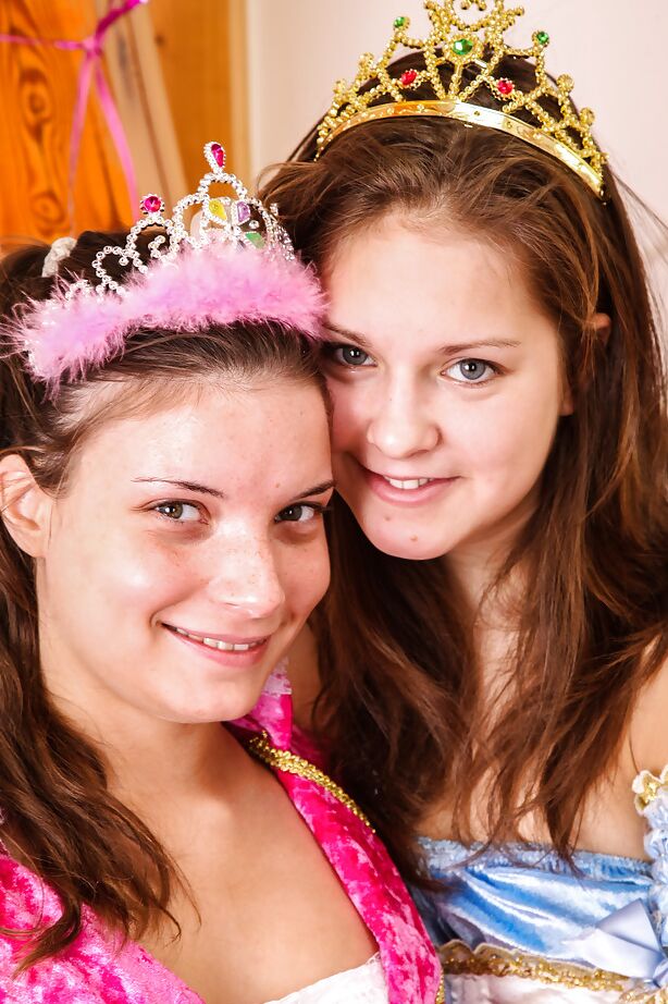16P Adolescentes juguetonas se divierten follando y lamiendo coños como lesbianas