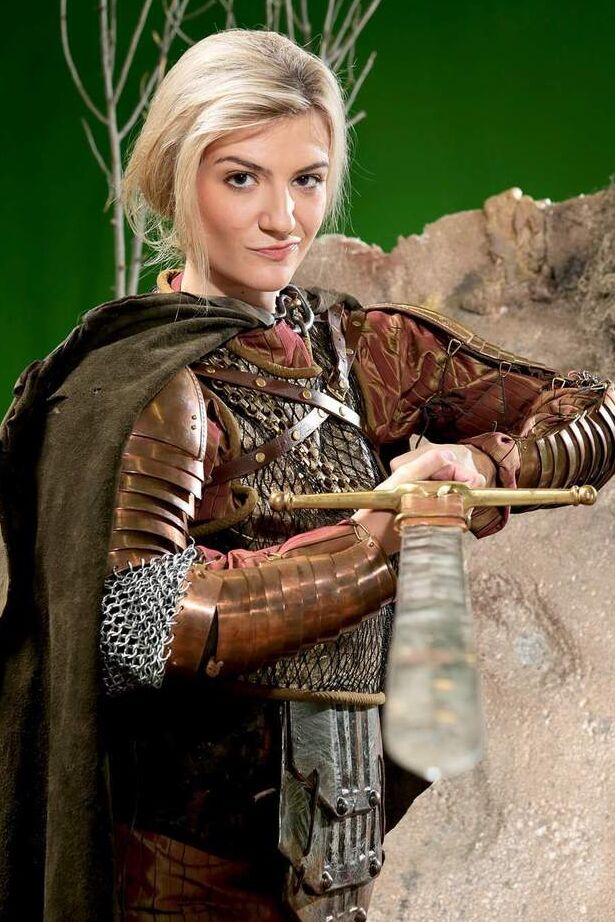 16P A loira feminina Amanda Tate tira sua roupa de cosplay medieval