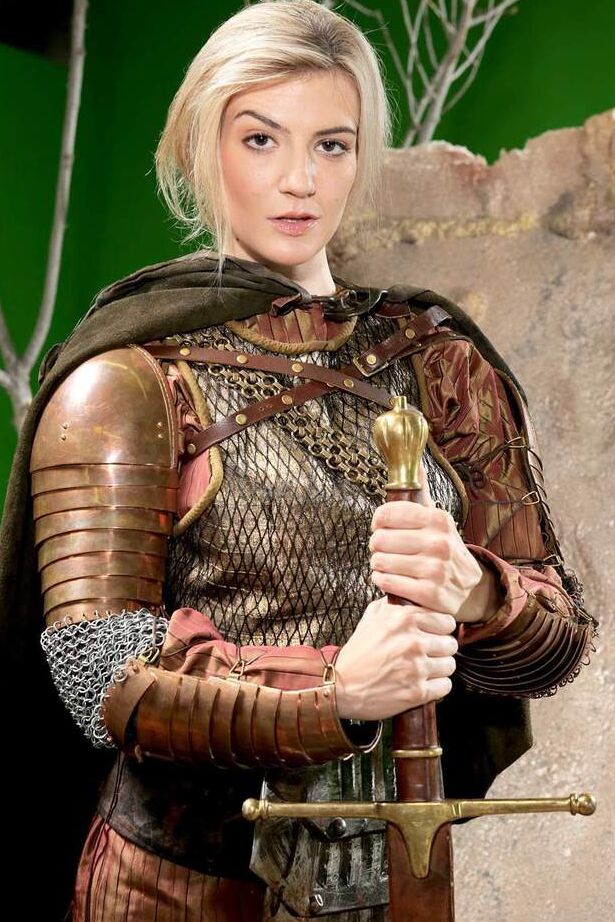 16P A loira feminina Amanda Tate tira sua roupa de cosplay medieval