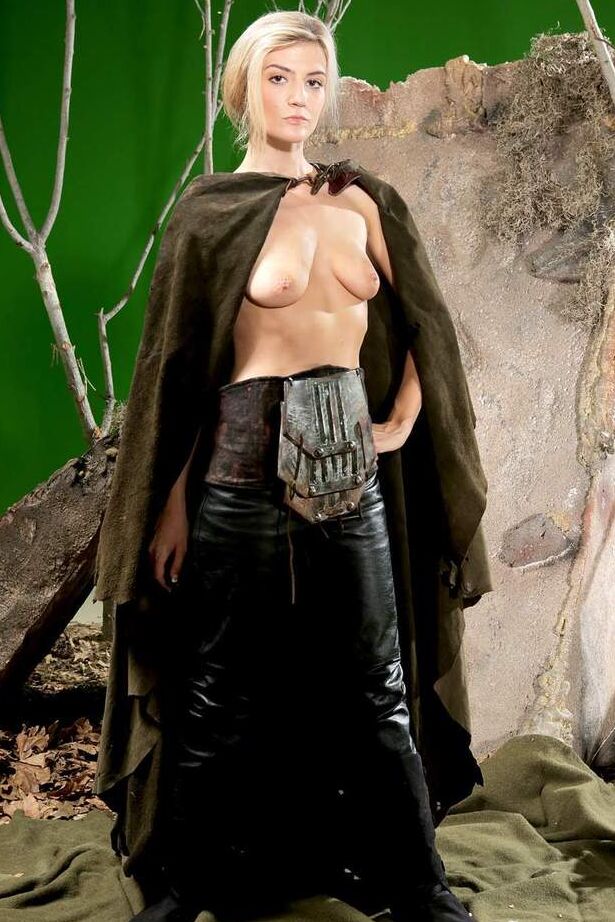 16P A loira feminina Amanda Tate tira sua roupa de cosplay medieval