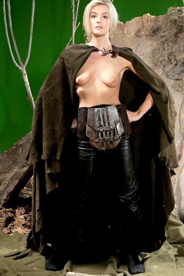 16P A loira feminina Amanda Tate tira sua roupa de cosplay medieval
