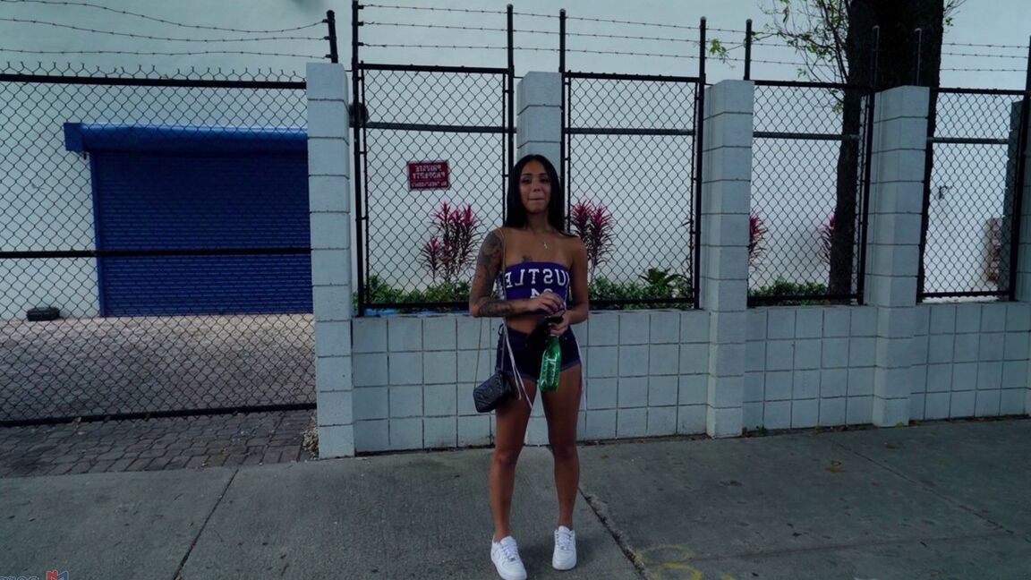 21P Inked Latina Babe Camila Cortez wird in einem Van abgeholt und hart gefickt