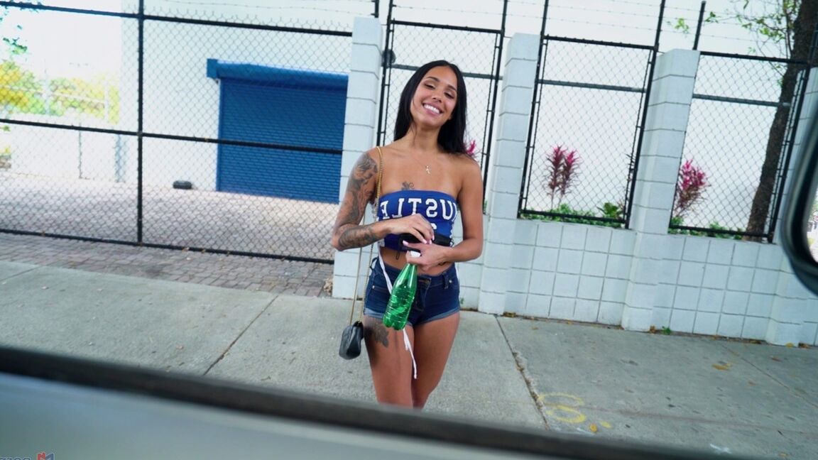 21P Inked Latina Babe Camila Cortez wird in einem Van abgeholt und hart gefickt