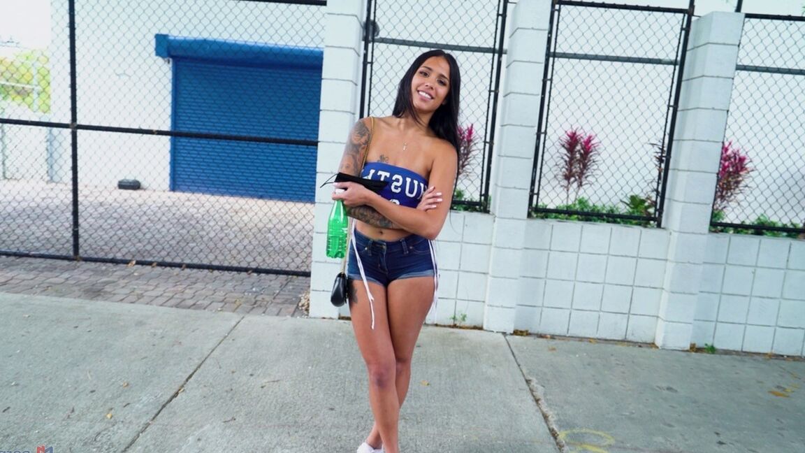 21P Inked Latina Babe Camila Cortez wird in einem Van abgeholt und hart gefickt