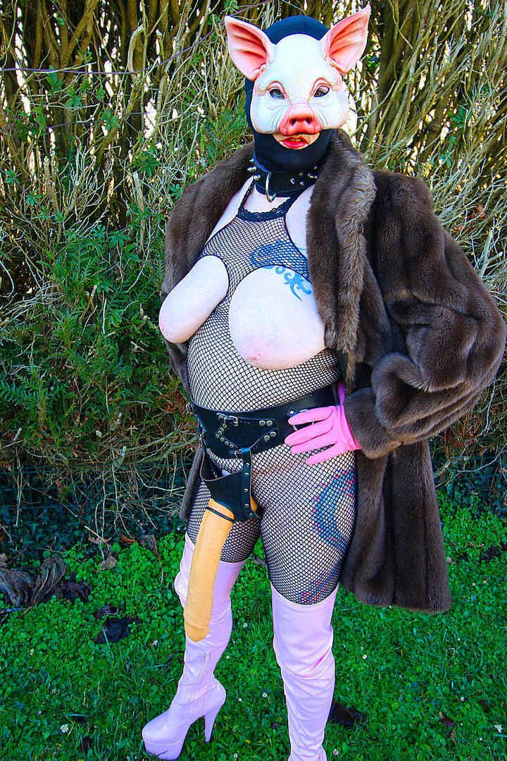 16P Madura amateur Mary Bitch muestra sus grandes tetas y su arbusto en traje de cosplay