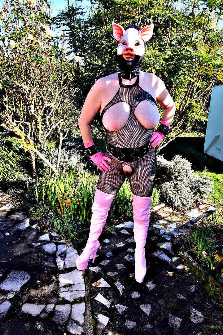 16P Madura amateur Mary Bitch muestra sus grandes tetas y su arbusto en traje de cosplay