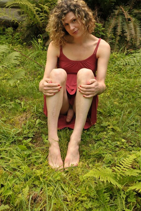 15P La bite dure d'une jolie transsexuelle se gonfle de manière obscène sous une longue robe collante