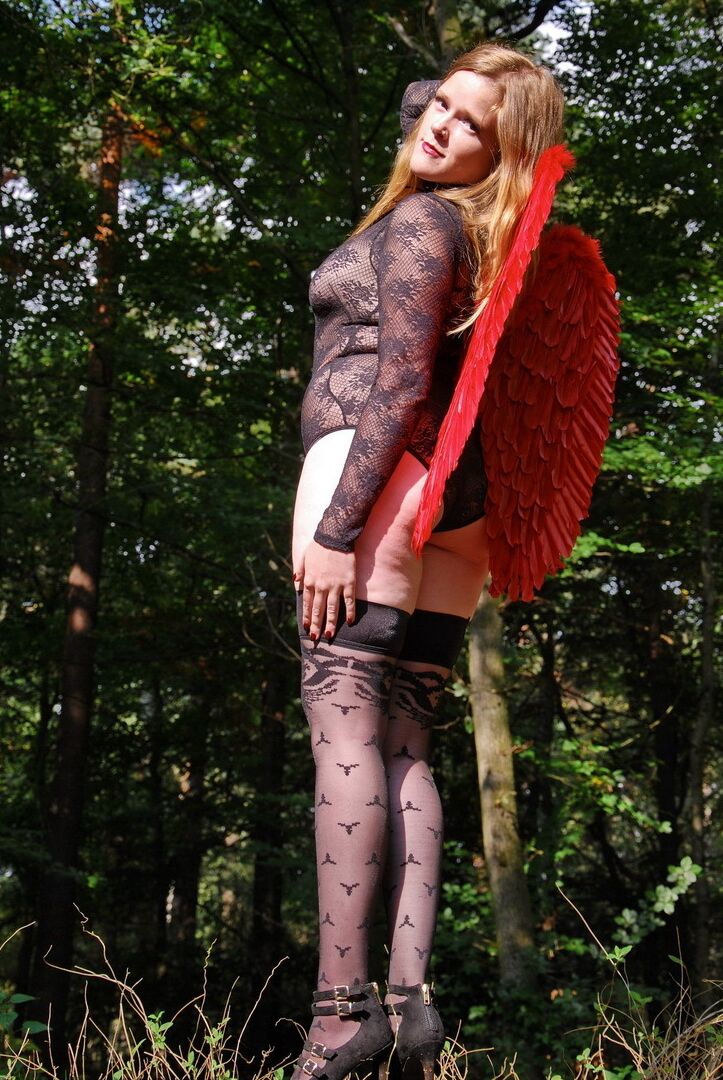 20P Modèles amateurs rousses, lingerie, ailes d'ange et bas dans les bois