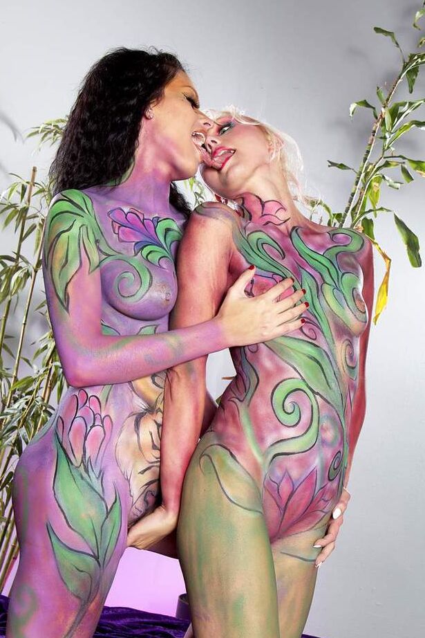 16P Les dames plus âgées Nadia Capri et Natasha Voya se parent de peinture corporelle avant de faire l'amour