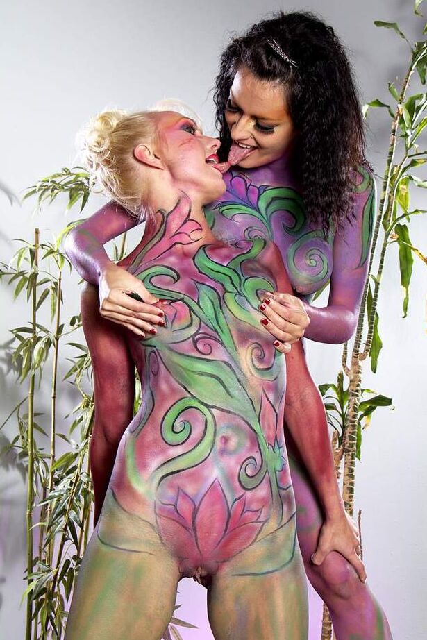 16P Les dames plus âgées Nadia Capri et Natasha Voya se parent de peinture corporelle avant de faire l'amour