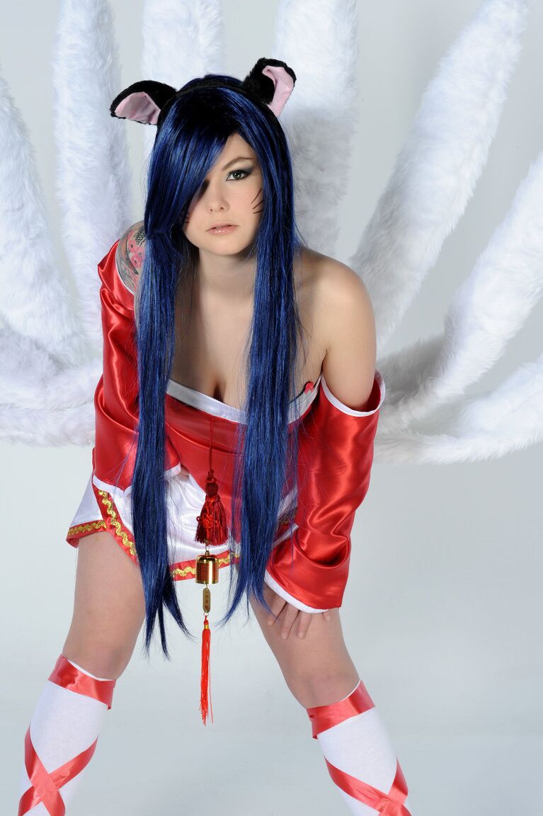 11P Das heiße Mädchen Foxy fingert ihre Fotze, während sie ein Cosplay-Outfit trägt