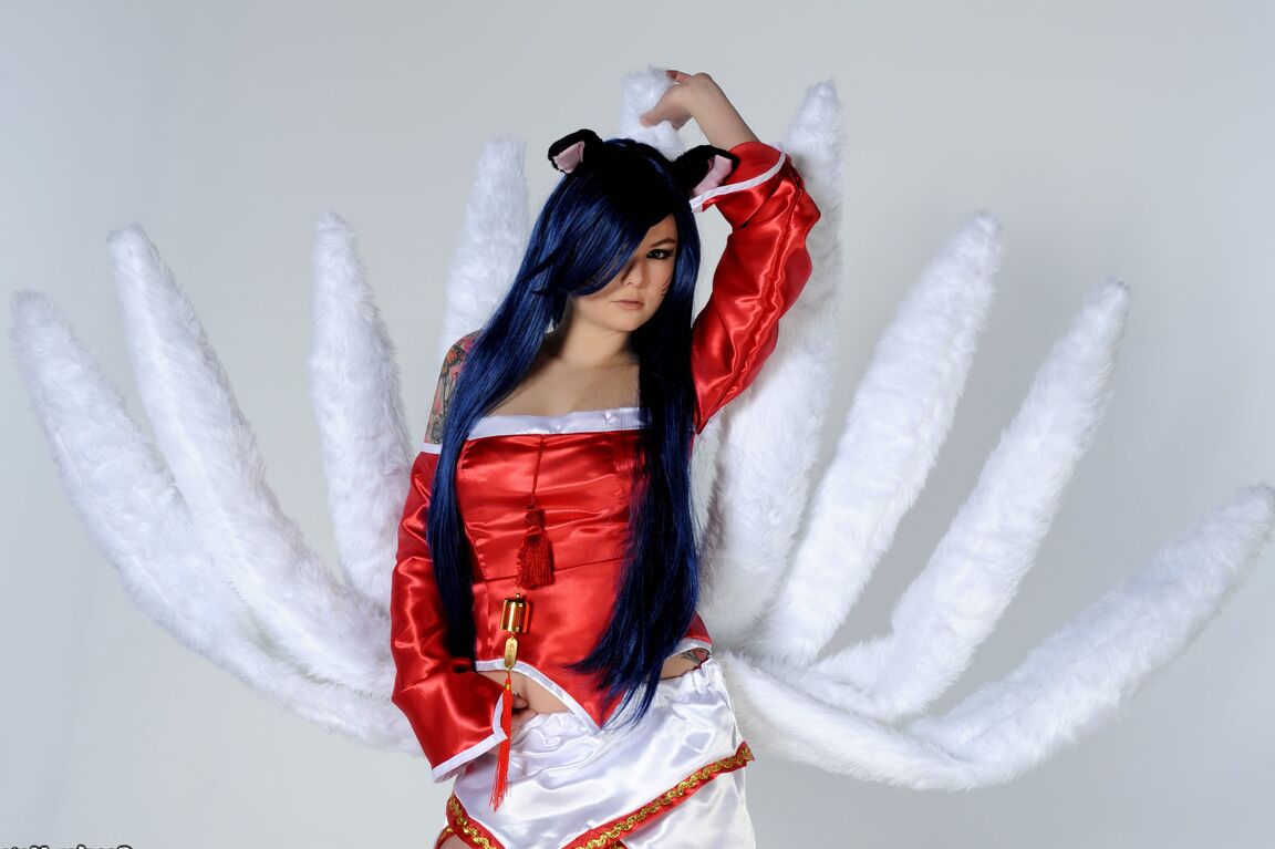11P Das heiße Mädchen Foxy fingert ihre Fotze, während sie ein Cosplay-Outfit trägt