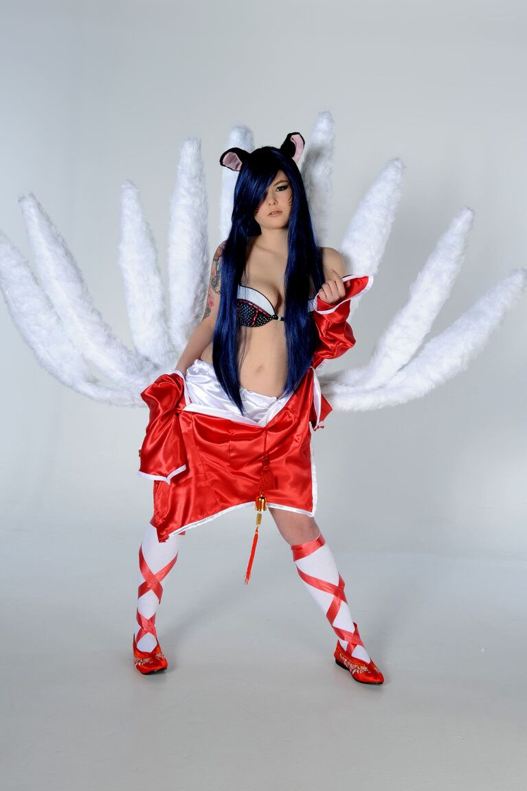 11P Das heiße Mädchen Foxy fingert ihre Fotze, während sie ein Cosplay-Outfit trägt