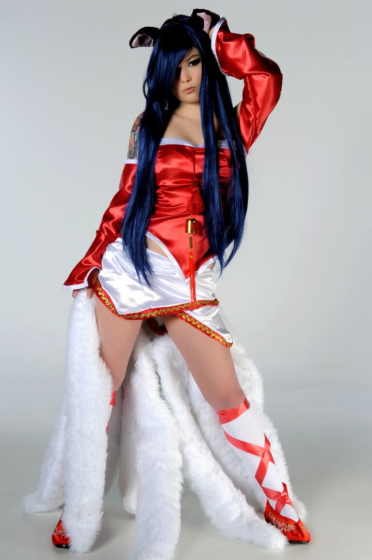 11P Das heiße Mädchen Foxy fingert ihre Fotze, während sie ein Cosplay-Outfit trägt