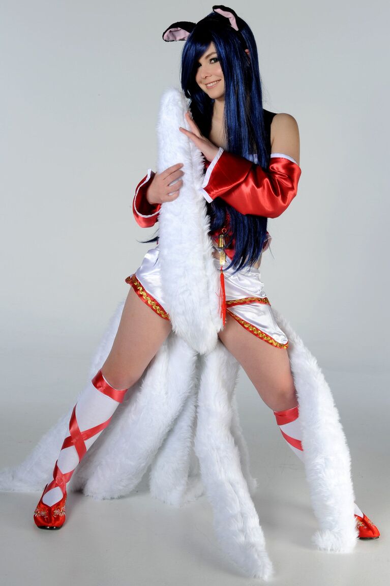 11P Das heiße Mädchen Foxy fingert ihre Fotze, während sie ein Cosplay-Outfit trägt