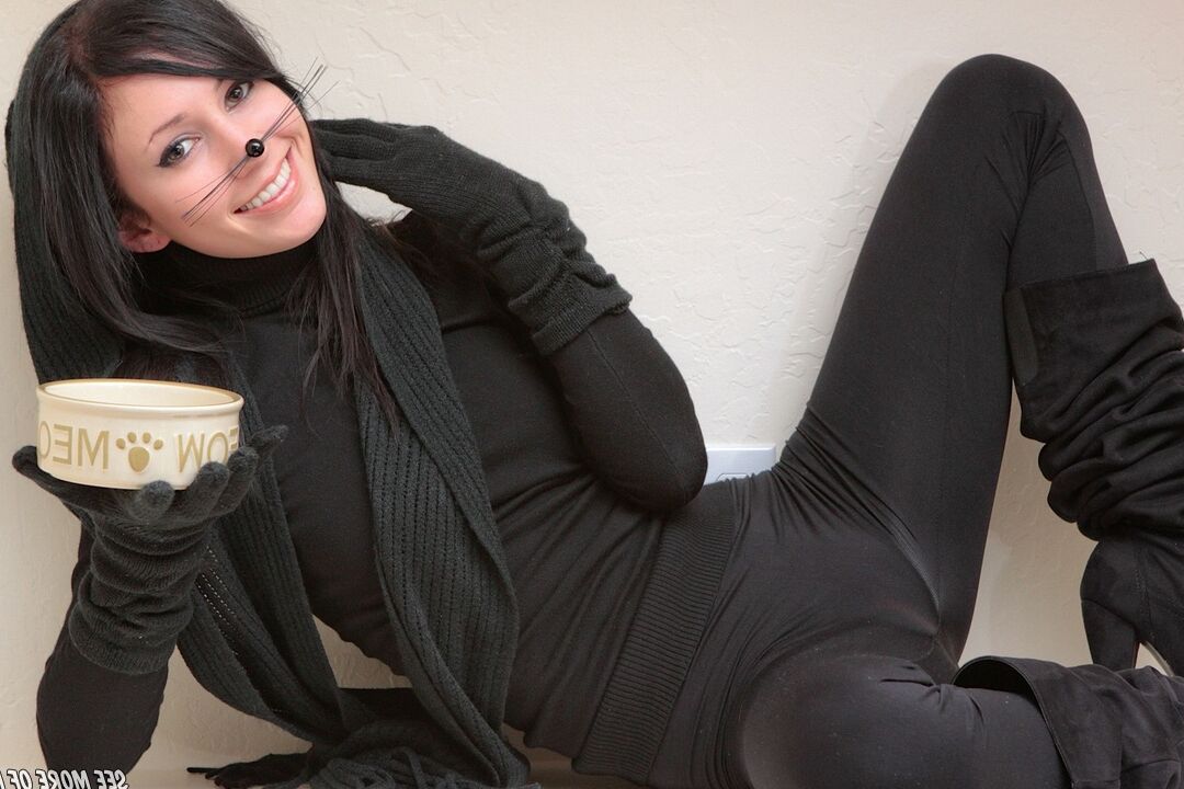14P Charming dark haired kitty in solo kinky striptease action