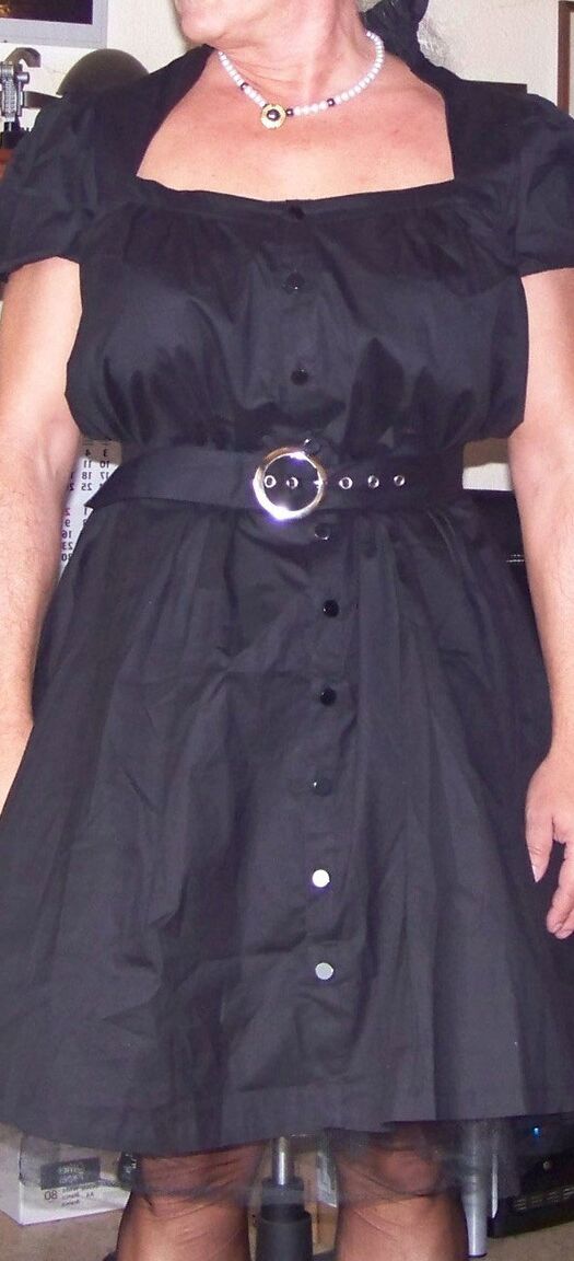 16P Máscaras y medias de rejilla hacen que la polla de esta travesti cachonda se sienta bien